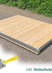mit Holzschutzlasur und Pinsel