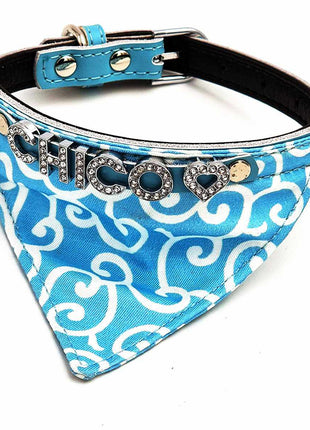 Hundehalstuch mit Namen und Hundehalsband aus echtem Leder. Besetzt mit glitzer Strass-Buchstaben