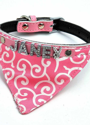 Hundehalstuch mit Namen und Hundehalsband aus echtem Leder. Besetzt mit glitzer Strass-Buchstaben