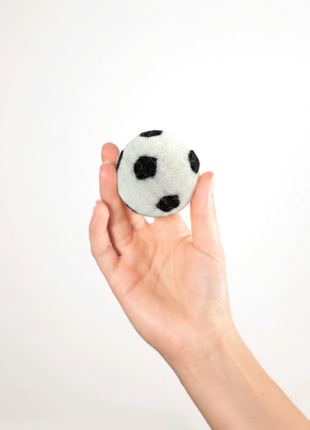 BUDDY. Hundespielzeug aus Schafwolle "Fussball"